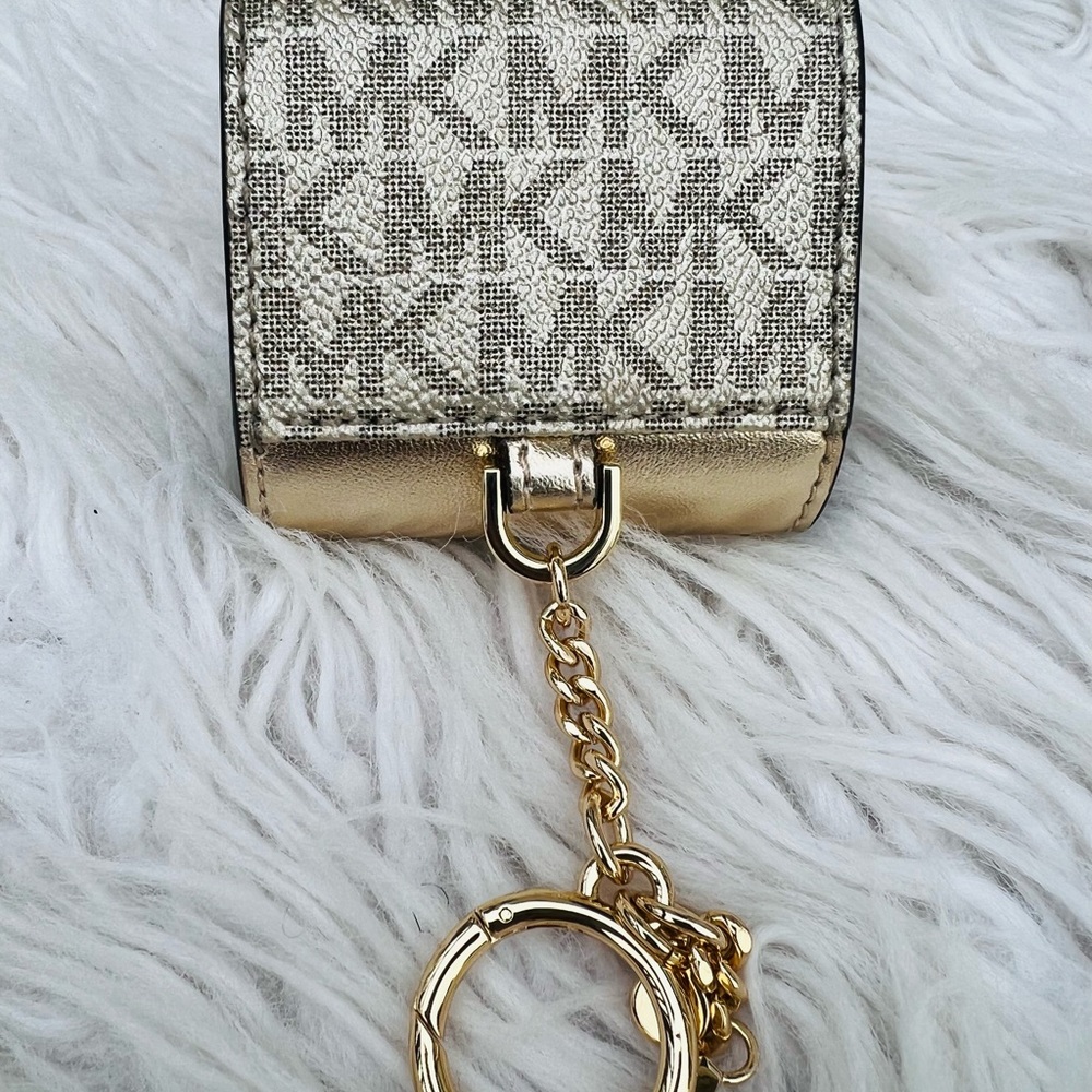 Michael kors AirPods case signature pale gold - Picture 5 of 8